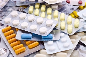 Одно яичко ниже другого у мужчин: почему и что делать?