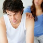 Член не стоит в презервативе: почему и что делать если падает?