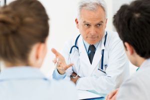 Одно яичко ниже другого у мужчин: почему и что делать?